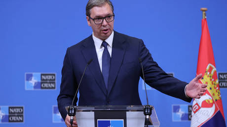 O presidente sérvio Aleksandar Vucic fala durante uma coletiva de imprensa na sede da OTAN em Bruxelas, em 17 de agosto de 2022.