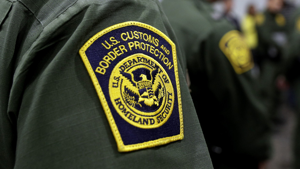 Agentes de fronteira dos EUA apreendem milhões em fentanil — RT World News