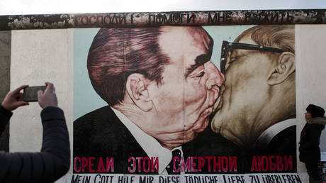 Artista por trás do icônico mural do Muro de Berlim morre aos 62 anos