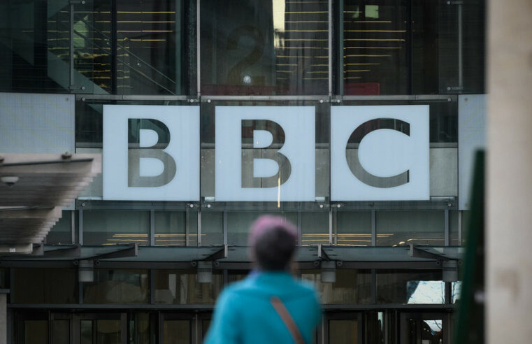 BBC acusada de contratação politizada — RT World News