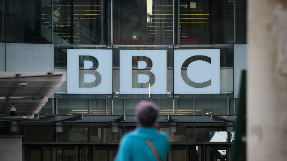 BBC acusada de contratação politizada — RT World News