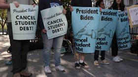 Biden anuncia controverso pacote de alívio da dívida de empréstimos estudantis