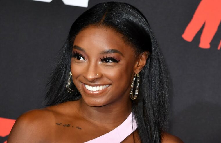 Biquíni Halter Rosa e Laranja de Simone Biles no Instagram