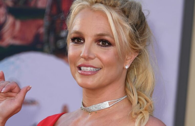 Biquíni fio dental vermelho de Britney Spears