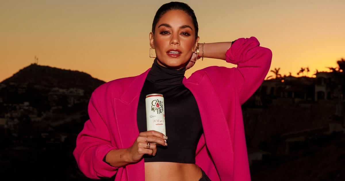 Biquíni preto de gola alta de Vanessa Hudgens em anúncio Caliwater