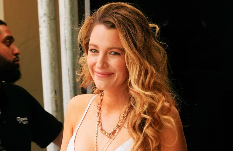 Blake Lively usa uma roupa preta para a Disneylândia para o aniversário