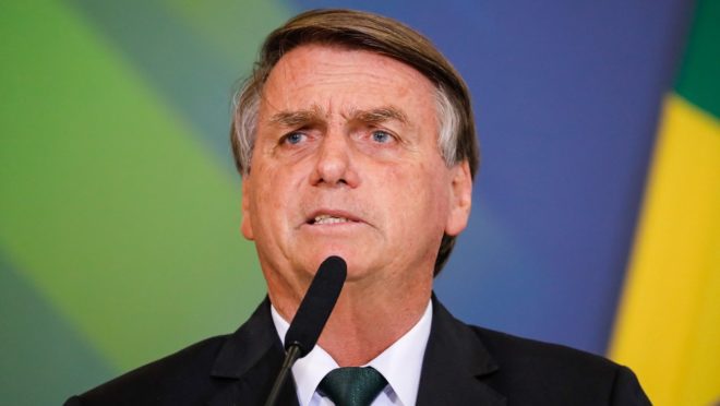 Bolsonaro diz que “respeitar democracia” é diferente de assinar “cartinha”