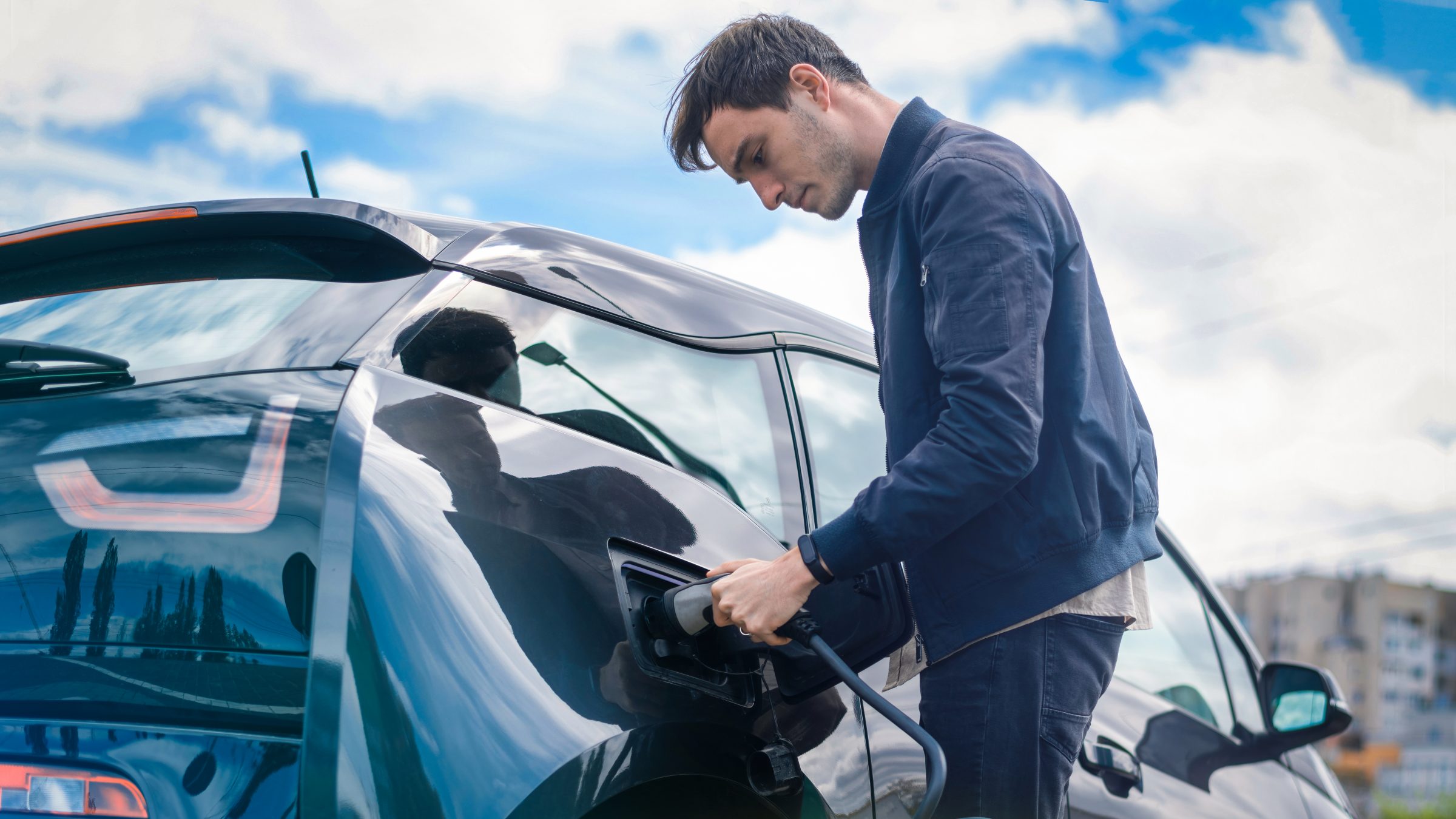 Brasil deve ter mais de 5 milhões de carros elétricos em 2035, diz estudo