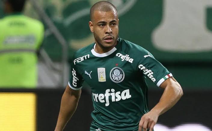 Brigando pela titularidade do Palmeiras, Mayke pode bater marca importante contra o Fluminense