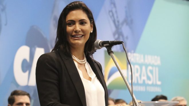 Com primeira-dama, propaganda de Bolsonaro foca em mulheres
