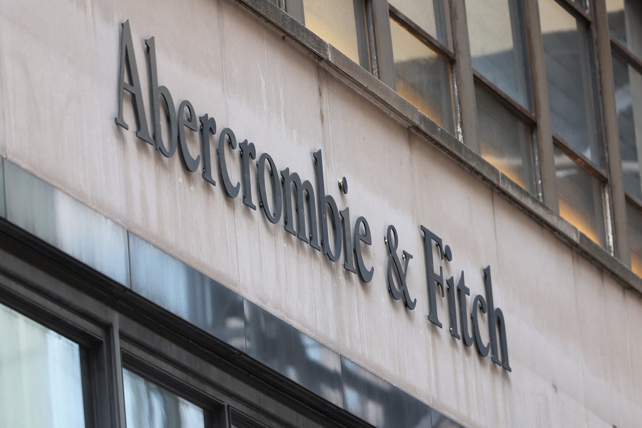 NOVA YORK, NOVA YORK - 25 DE AGOSTO: Uma sinalização da Abercrombie & Fitch é vista em uma loja na Quinta Avenida em 25 de agosto de 2022 na cidade de Nova York.  A loja de varejo Abercrombie, que também possui a rede Hollister, anunciou que espera que suas vendas líquidas do ano inteiro caiam a partir de 2021. A empresa previu que suas vendas em 2022 seriam estáveis ​​ou aumentariam.  As vendas caíram 7%, para US$ 805,1 milhões no segundo trimestre.  (Foto de Michael M. Santiago/Getty Images)