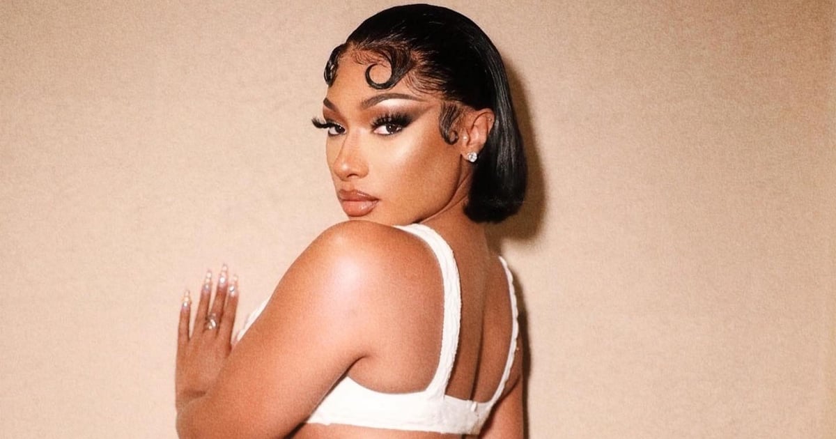 Conjunto de sutiã e saia branca Hanifa de Megan Thee Stallion