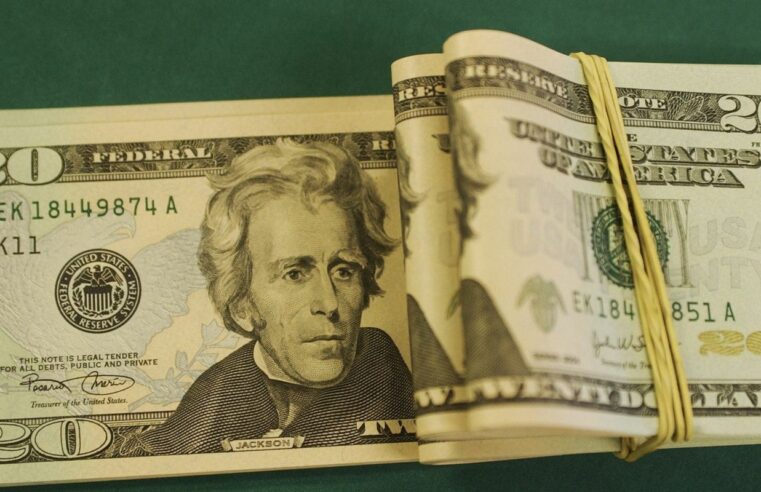 Dólar cai para R$ 5,22 após reunião do Copom