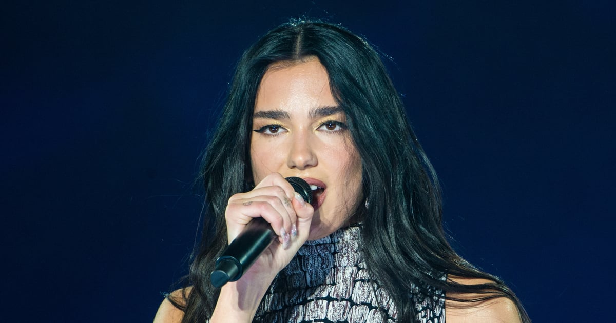 Dua Lipa usa macacão com estampa de jacaré para show em Budapeste