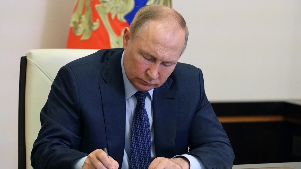 Especialista militar dos EUA apoia as alegações de Putin – RT World News