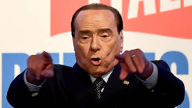Italiano Berlusconi anuncia retorno eleitoral