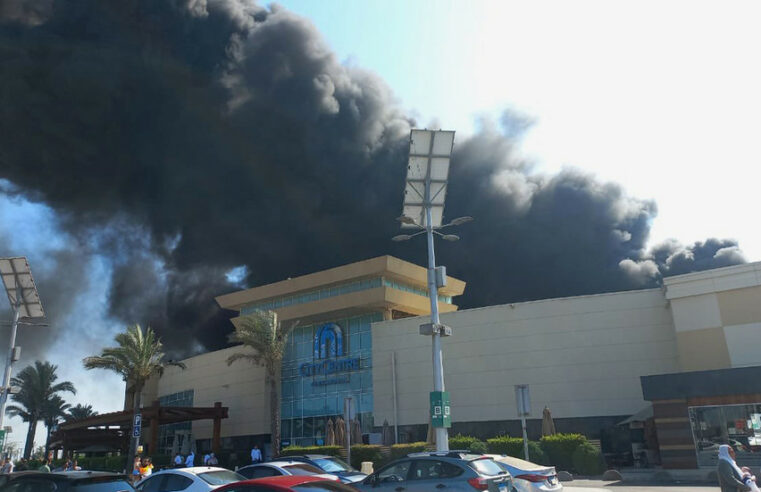 Incêndio maciço consome shopping na cidade portuária do Mediterrâneo (VÍDEOS) — RT World News