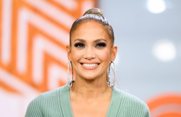 J Lo’s Ivory Cardigan Dress por Arias para Instagram Live