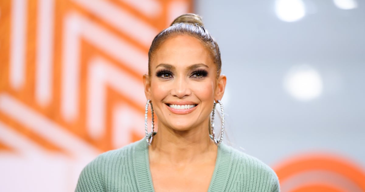 J Lo’s Ivory Cardigan Dress por Arias para Instagram Live