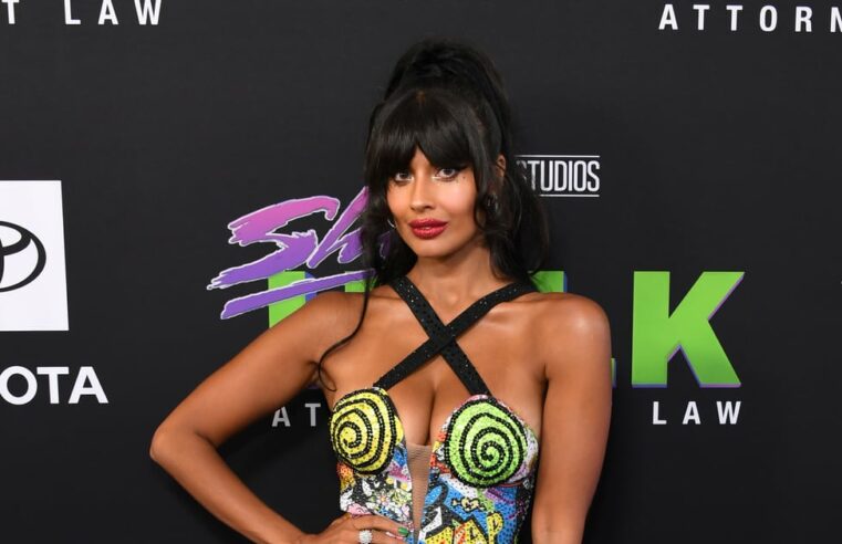 Jameela Jamil Custom Monique Vee Dress na estreia de She-Hulk