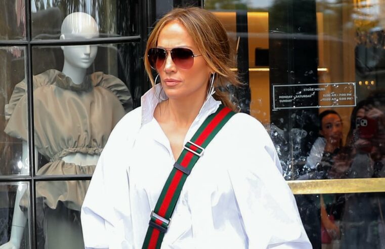 Jennifer Lopez usa bermuda de motociclista e camisa branca em Nova York