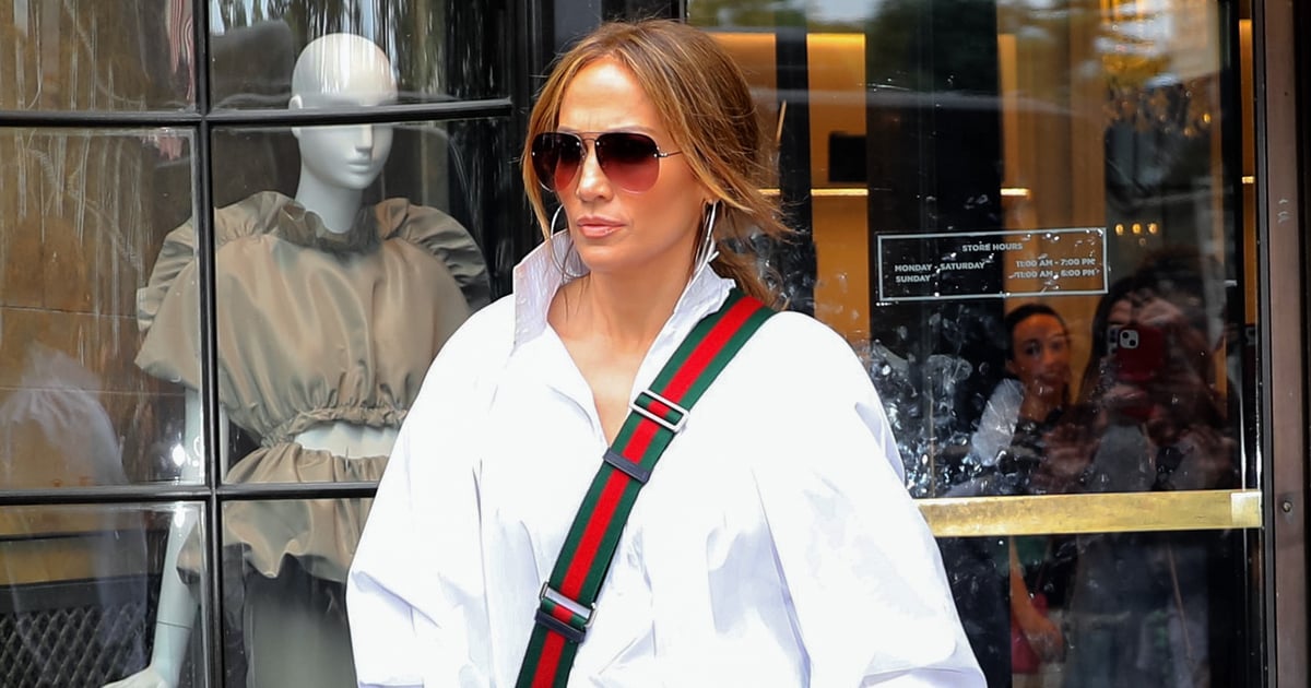 Jennifer Lopez usa bermuda de motociclista e camisa branca em Nova York