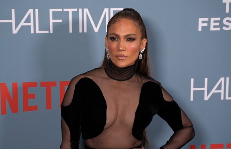 Jennifer Lopez usa top cropped e calça na Geórgia