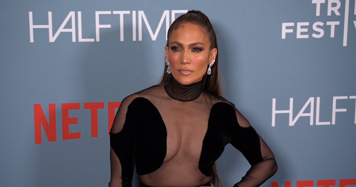 Jennifer Lopez usa top cropped e calça na Geórgia