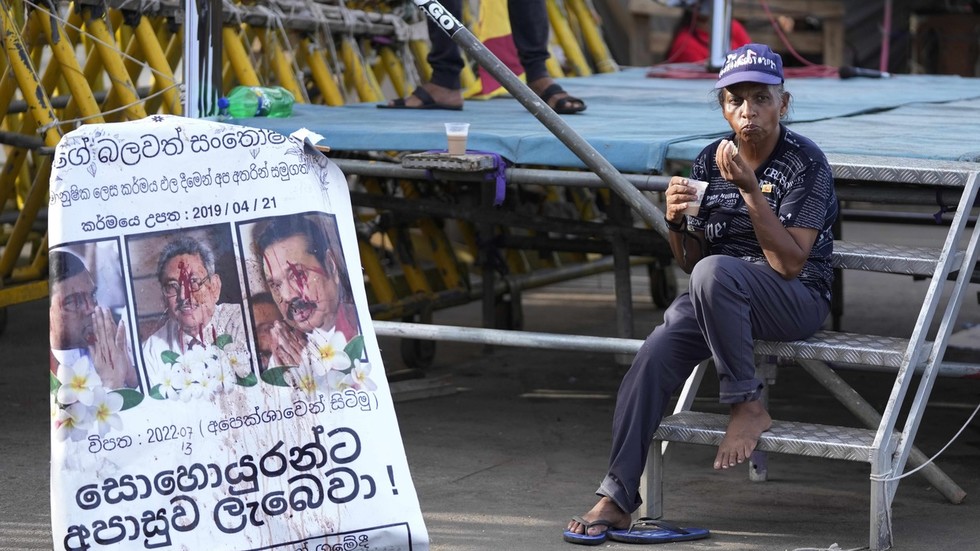 Líder deposto do Sri Lanka busca entrada na Tailândia — RT World News