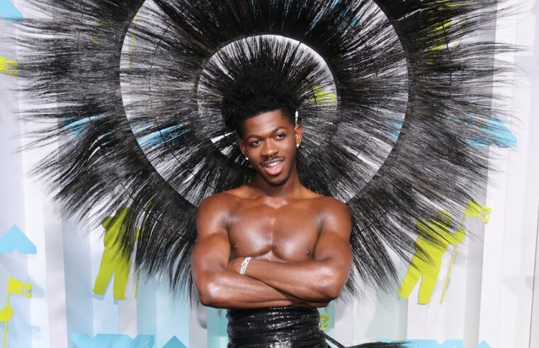 Lil Nas X diz que sua roupa de VMA é realmente muito pesada