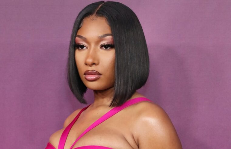 Macacão recortado e saltos borboleta de Megan Thee Stallion