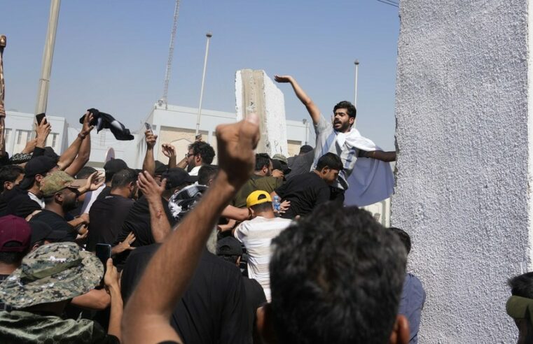 Manifestantes invadem palácio presidencial (VÍDEOS) — RT World News