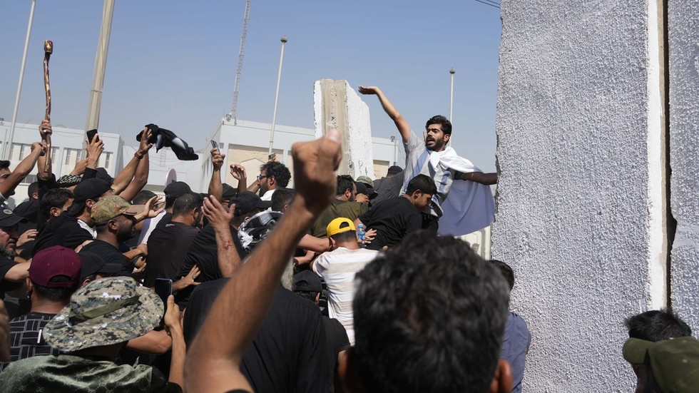 Manifestantes invadem palácio presidencial (VÍDEOS) — RT World News