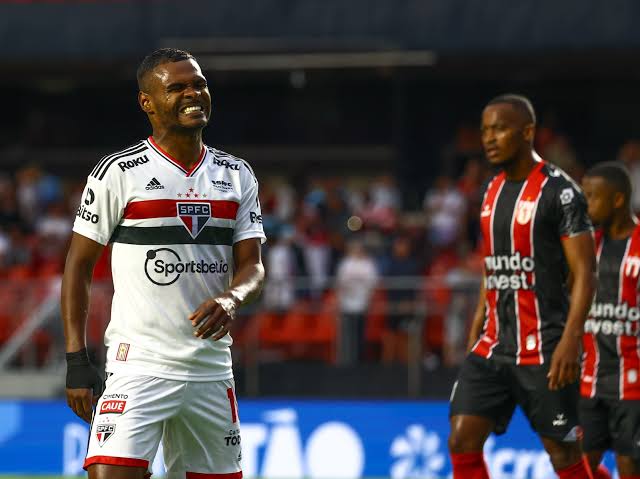 Meia sente a virilha no primeiro minuto e é substituído no jogo do São Paulo