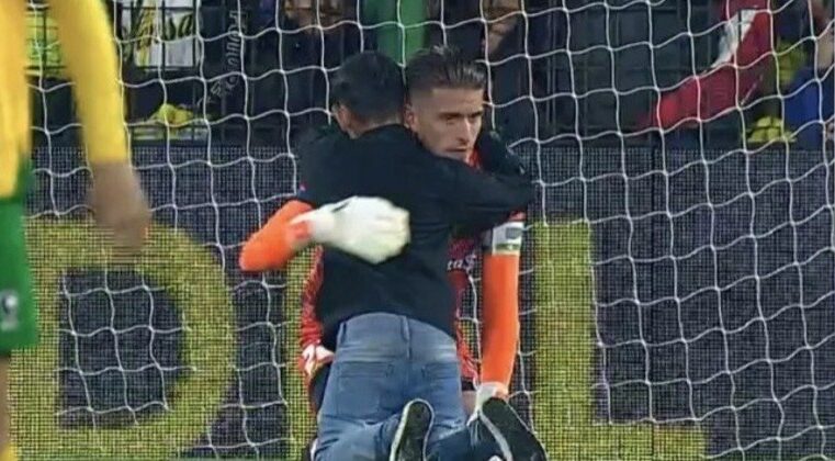 Menino consola goleiro após derrota para o Boca Juniors no Campeonato Argentino – Esportes