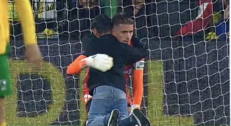 Menino consola goleiro após derrota para o Boca Juniors no Campeonato Argentino – Esportes