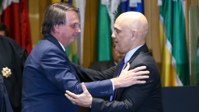 Moraes e Lewandowski entregam a Bolsonaro convite para posse no TSE