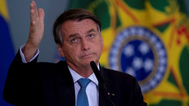 Moraes prorroga inquérito que investiga Bolsonaro por ligar vacina da Covid à Aids