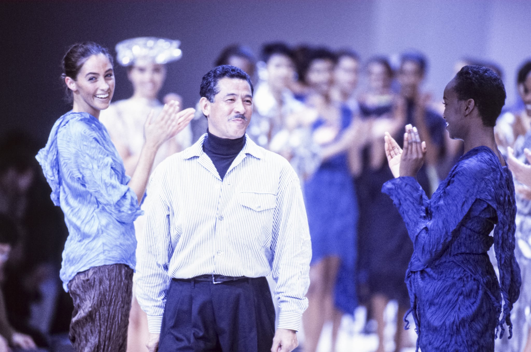 le couturier Issey Miyake et ses mannequins lors de son défilé, Prêt-à-Porter, coleção Printemps-été 1992 à Paris em outubro de 1991, França.  (Foto por ARNAL/GARCIA/Gamma-Rapho via Getty Images)