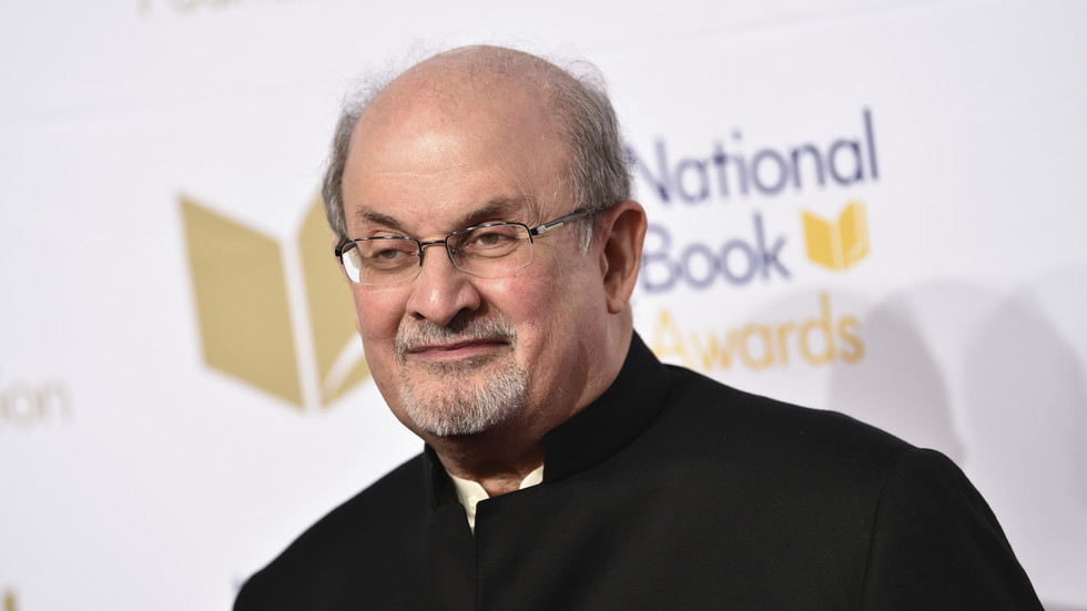 O próprio Salman Rushdie é o culpado pelo ataque – Irã – RT World News