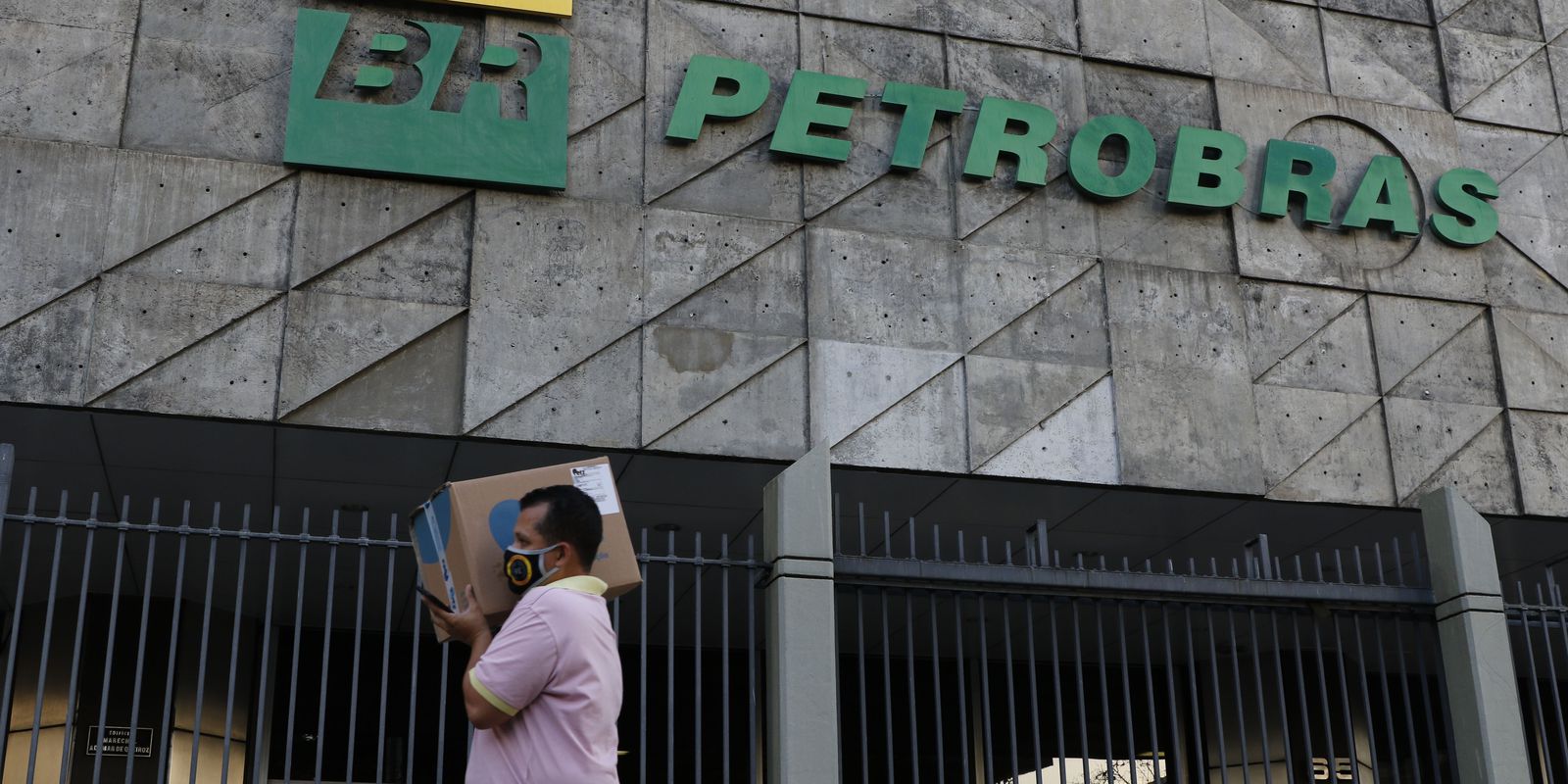 Petrobras reduz preço da gasolina de aviação