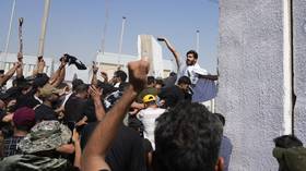 Manifestantes invadem palácio presidencial (VÍDEOS)