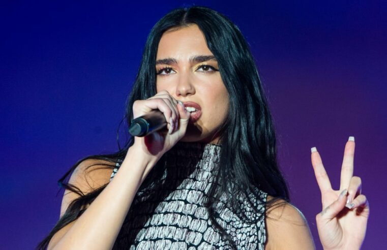 Recorte de Dua Lipa, body Mugler transparente para seu aniversário