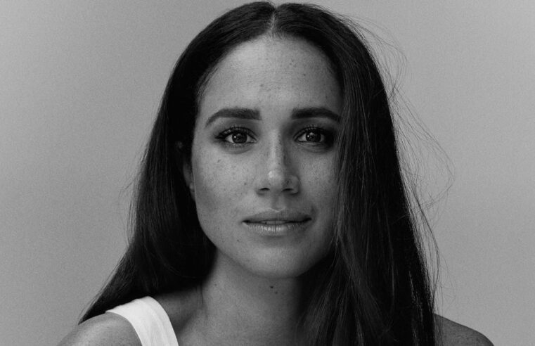 Regata branca com nervuras de Meghan Markle para o podcast Archetypes