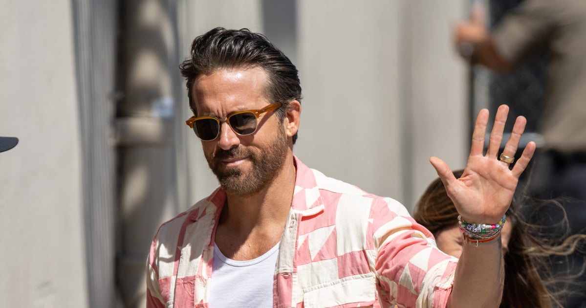 Ryan Reynolds usando pulseiras de contas feitas por seus filhos