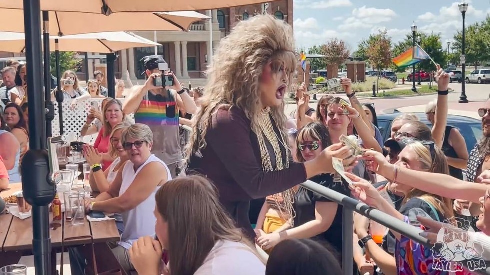 Show de drag em festa infantil causa protesto acalorado — RT World News