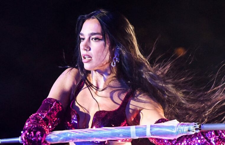 Sutiã e saia de lantejoulas rosa de Dua Lipa no Sunny Hill Festival