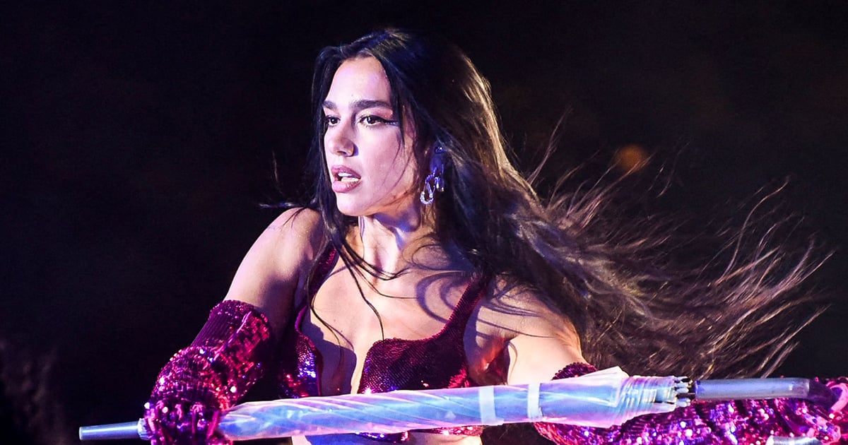 Sutiã e saia de lantejoulas rosa de Dua Lipa no Sunny Hill Festival