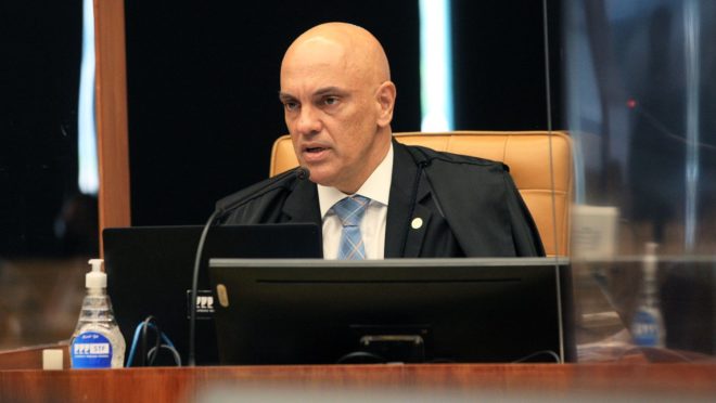 Moraes envia à PGR pedido para indiciar Bolsonaro por associar vacina à Aids