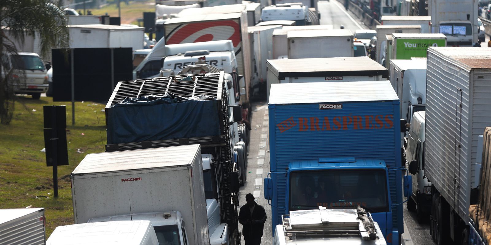 Transportadores rodoviários de carga não precisarão renovar registro